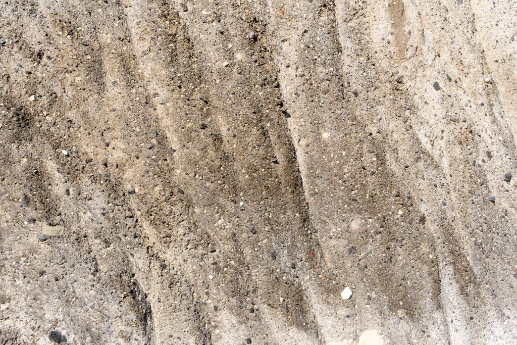 House of Dionysiac Reliefs, Herculaneum, October 2023.
Detail of difficulty of excavation of volcanic debris in walls of pit/quarry. Photo courtesy of Johannes Eber.